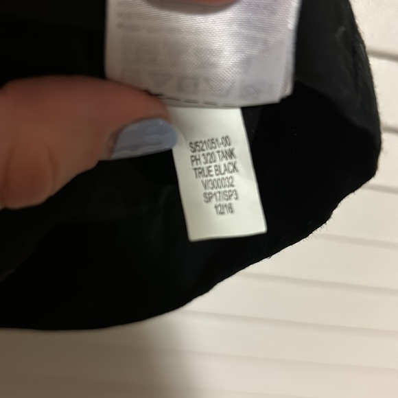 Gap black embroidered tank top - Picture 7 of 7